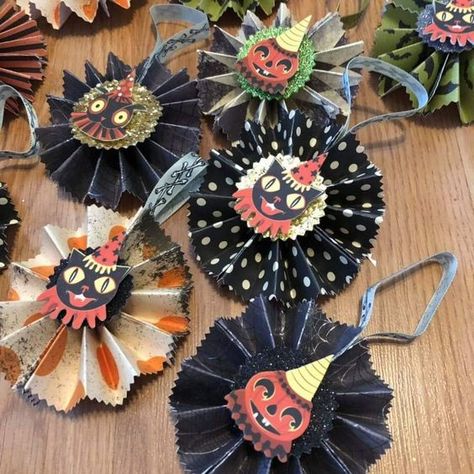 I love vintage halloween!! Halloween Rosettes, Vintage Halloween Diy, Vintage Halloween Crafts, Paper Halloween Decorations, Halloween Embellishments, Vintage Halloween Images, Halloween Paper Crafts, Paper Rosettes, Halloween Arts And Crafts