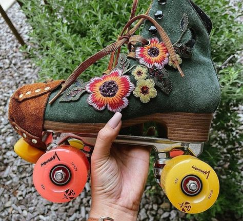 Star Roller Skates, Grunge Roller Skates, Aesthetic Roller Blades, Tallulah Core, Roller Blading Aesthetic, Rollerskating Aesthetic, Cute Roller Skates, Roller Skating Aesthetic, Roller Skates Fashion