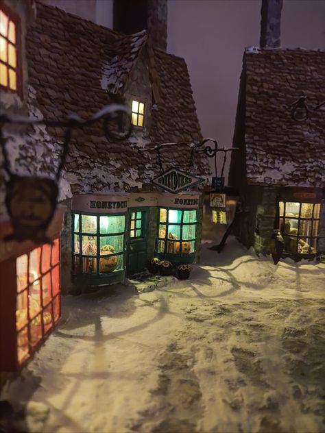 Hogsmeade Christmas, Harry Potter Christmas Village, Christmas Diorama Ideas, Hogsmeade Aesthetic, Harry Potter Diorama, Hogwarts Minecraft, Harry Potter Hogsmeade, Hogwarts Visuals, Honey Dukes