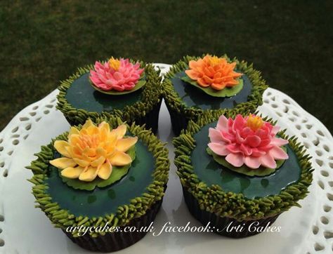 Water lilly cupcakez by arti cakes, all buttercream and piping gel Lotus Flower Cupcakes, Lilly Pad Cupcakes, Lily Pad Cake, Water Lily Cake Design, Butter Cream Flowers, Fondant Water Lily Tutorial, Piping Gel, Lily Cake, Cupcakes Vanilla