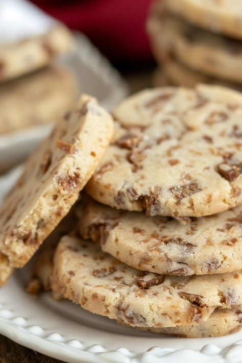 Toffee Butter Icebox Cookies, Cookies With Score Bits, Toffee Bit Cookie Recipes, Coffee Toffee Cookies, Christmas Ice Box Cookies, Christmas Icebox Cookies, Icebox Cookies Old Fashioned, Heath Toffee Bits Recipes, Toffee Bits Cookies