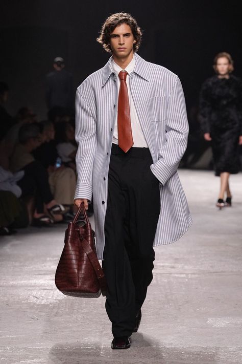 Margiela Runway 90s, Male High Fashion Outfit, Men Trends 2024, Men Couture Fashion, Elegant Outfit For Men, Miu Miu Suit, Male Runway Fashion, Unique Suits For Men, Men Fashion Runway