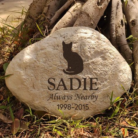 MARYTUMM Personalized Cat Memorial stone, Custom Cat Grave Markers, Cat Headstone, Cat Memorial Plague, Cat Loss Gift: Amazon.co.uk: Garden & Outdoors Cat Headstone Ideas, Animal Grave Ideas, Cat Grave Ideas, Pet Grave Marker Diy, Cat Headstone, Memory Stones, Grave Ideas, Cat Grave Marker, Pet Stones