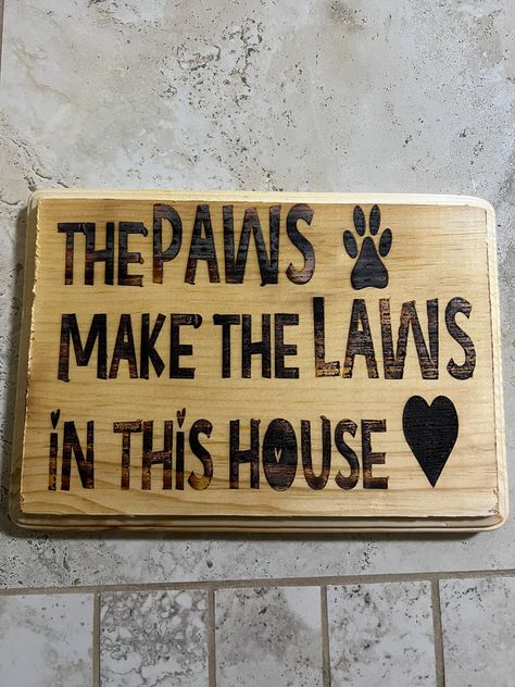 Custom wood burned sign perfect for any room in the house! Any dog owner knows they run the house, so why not advertise it?! The Paws Make The Laws In This House is funny little welcome sign to anyone coming into your house 9.5x5.9in Comes ready to hang! FREE SHIPPING OVER $35 Funny Pet Signs, Cute Dog Signs, Wood Burn Signs, Wood Burning Welcome Sign, Wood Projects That Sell Ideas, Woodburning Signs, Funny House Signs, Dog Crafts To Sell, Wood Burning Signs