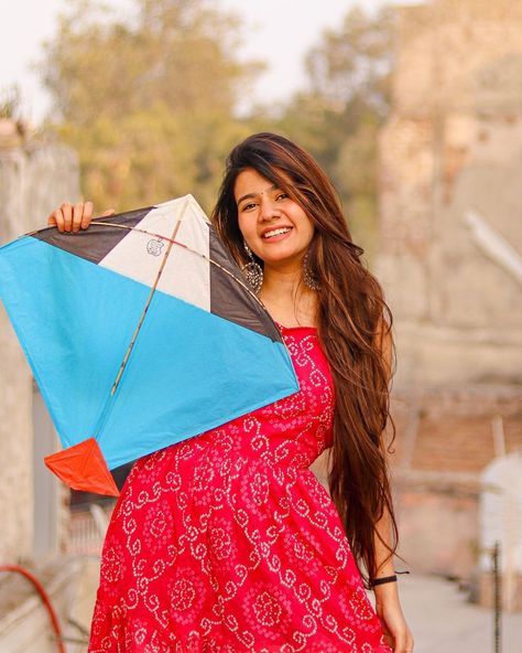 Makar Sankranti Photoshoot, Uttarayan Photo, Uttrayan Festival, Kite Festival Photography, Festival Poses, Makar Sankranti Photo, Bro And Sis, Best Love Pics, Jay Shri Ram