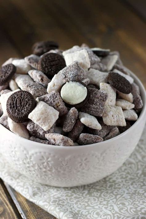 Best Puppy Chow Recipe, Puppy Chow Cookies, Puppy Chow Chex Mix Recipe, Crushed Oreo, Chocolate Chex, Chow Recipe, Puppy Chow Recipes, Bite Size Snacks, Chex Cereal