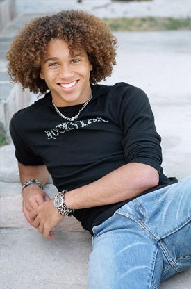 Corbin blue: i know it's really dumb to have a crush on a celebrity, but I find him really stinking handsome. Handsome Mixed Race Men, Corbin Blue, Chad Danforth, Corbin Bleu, Afro Men, Pelo Afro, Black Men Hairstyles, Boys With Curly Hair, Curly Hair Men