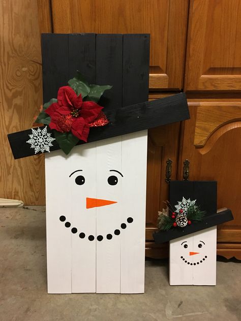 Winter Wood Crafts Diy Wooden Snowmen, Tall Wooden Snowman, 2x4 Snowman Wooden Snowmen, Fence Post Snowman Wooden Snowmen, Pallet Snowman Diy Wooden Snowmen, Christmas Wood Crafts, Wooden Gifts, Christmas Wood, Advent Calendar