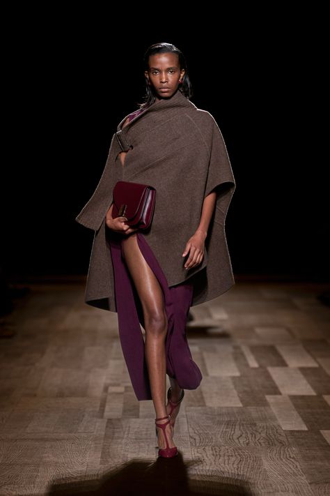 Ferragamo Fall 2024 Ready-to-Wear https://www.vogue.com/fashion-shows/fall-2024-ready-to-wear/salvatore-ferragamo/slideshow/collection#21 Fall Runway, Fashion Forecasting, Autumn Dress, Fashion Weeks, Suit Fashion, Fall 2024, Fall Outfits Women, Fall Trends, All About Fashion