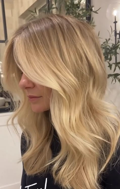 Bright Gold Blonde Hair, Pure Blonde Hair Color, Medium Length Golden Blonde Hair, Honey Blonde With Shadow Root, Honey Blonde Hair With Lowlights, Warm Honey Blonde Hair Balayage, Warm Light Blonde Hair, Light Warm Blonde Hair, Warm Golden Blonde Balayage