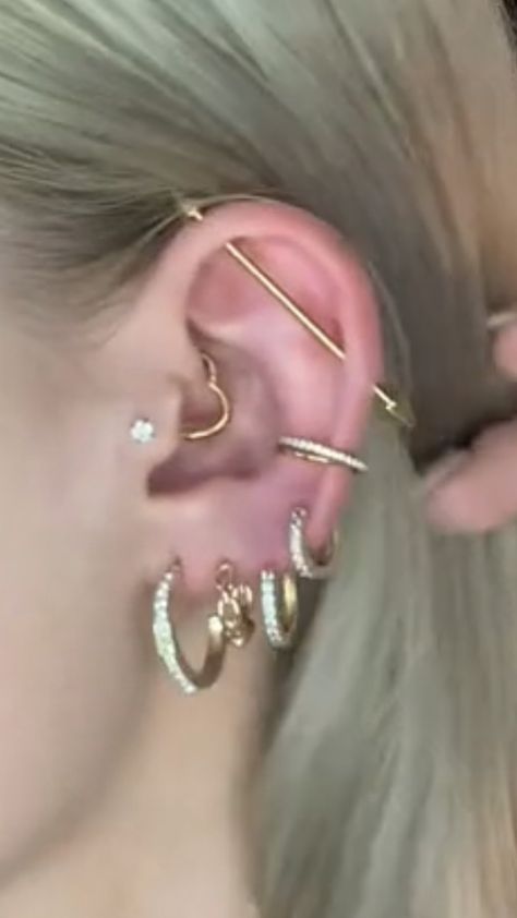 Piercing Ideas Industrial, Ear Piercing Ideas Industrial, Industrial Piercing Aesthetic, Gold Industrial Piercing, Body Peircings, Piercing Aesthetic, Industrial Piercings, Ear Piercing Ideas, Piercing Inspo