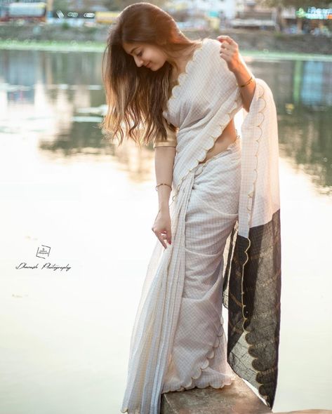 Set Saree, Saree Poses, Indian Fashion Saree, Indian Photoshoot, Saree Photoshoot, Stylish Photo Pose, Saree Models, Photo Pose Style, Fashion Photography Poses