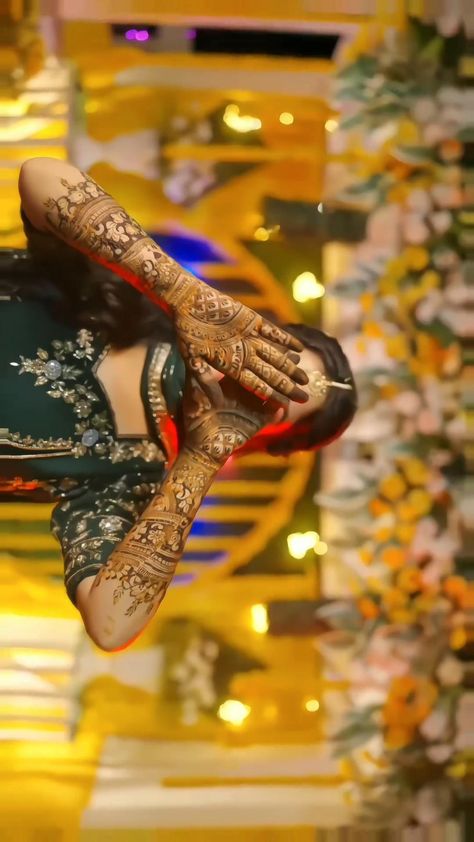 Haldi Photography Ideas For Bride, Mehendi Photography Bridal, Haldi Photography Ideas, Mehendi Photoshoot, Haldi Poses For Bride, Wedding Cinematography Videos, Haldi Photoshoot, Mehendi Photography, Mehndi Video