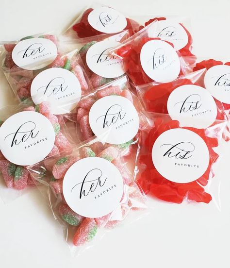 His Favorite Her Favorite, Candy Bag Favors, Candy Wedding Favors, Labels Diy, Future Wedding Plans, Diy Wedding Favors, Cute Wedding Ideas, Wedding Candy, Wedding Favors For Guests