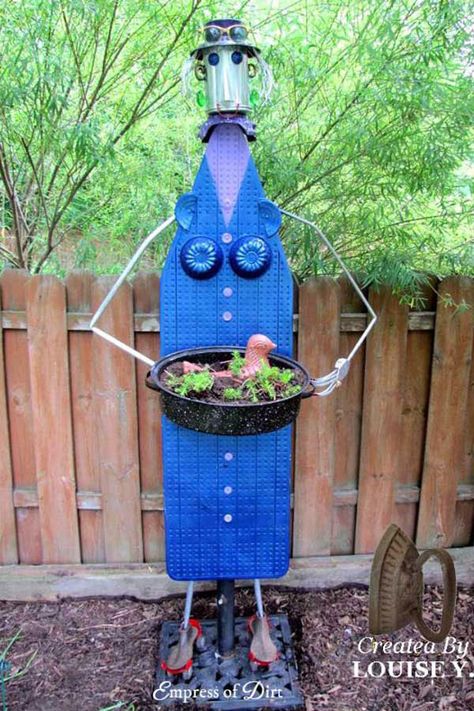 Scarecrow made from ironing board Flower Pool, Diy Ironing Board, Diy Scarecrow, Flea Market Gardening, Unique Garden Art, Garden Junk, Meteor Garden 2018, Garden Whimsy, Magic Garden