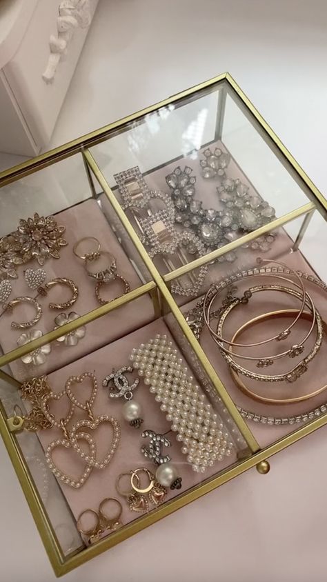 Jewlwey Organizer Aesthetic, Y2k Gifts Ideas, Jewerly Organizer Ideas, Jewelry Organizer Aesthetic, Jewelry Organizer Ideas, Jewellery Organization, Beauty Room Vanity, Jewelry Box Organizer, Thrifted Decor