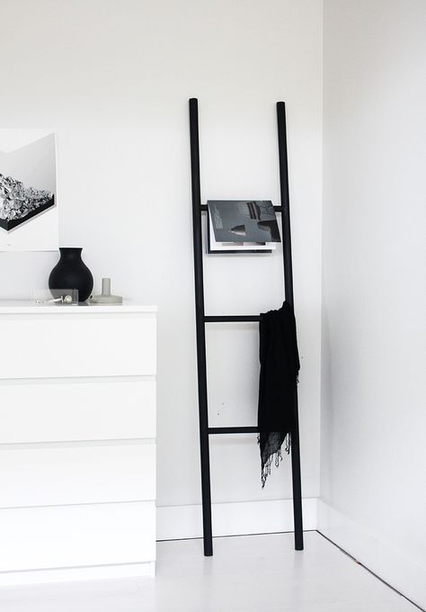 Zimmer Diy, Diy Ladder, Bedroom Minimalist, Hal Decor, Deco Salon, Black And White Interior, Dekorasi Kamar Tidur, Room Corner, Scandinavian Interior