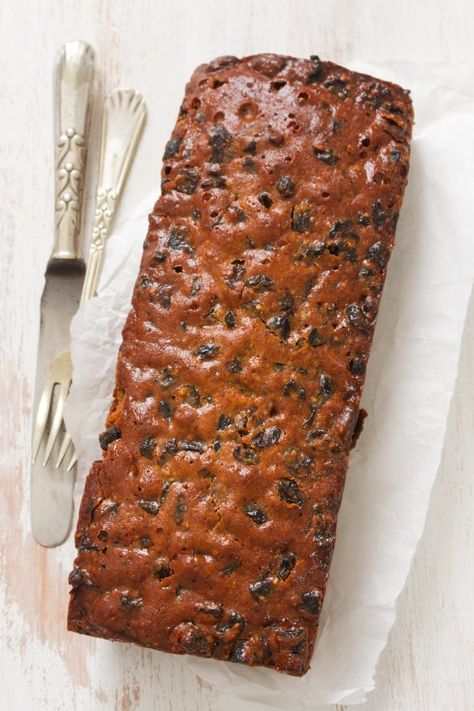 Tea Brack: Bake it Again | Arts & Leisure | Irish Echo Fruitcake Recipes Traditional, Moist Fruit Cake Recipe, Cornmeal Pudding, Christmas Fruitcake, Fruit Cake Recipe Christmas, Decorating Frosting, Dried Fruit Mix, Homemade Recipes Dessert, Fruit Cake Christmas