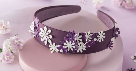 Bring a bit of variety to your hairstyles Flower magic with FIMO leather-effect: Make your hair the centre of attention by creating your very own, unique Alice band with FIMO leather-effect flower petals. This is also a great upcycling idea, because it allows you to give your old Alice bands a… Hairstyles Flower, Big Cardboard Boxes, Alice Bands, Flower Magic, Bow Ideas, Hole Punches, Ibiza Fashion, Alice Band, Modeling Clay