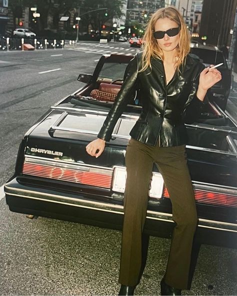 All posts • Instagram Kate Moss Outfit, Autumn Angel, Kate Moss Style, Oufits Casual, 90s Model, Tour Bus, 1990s Fashion, Young Men, Models Off Duty