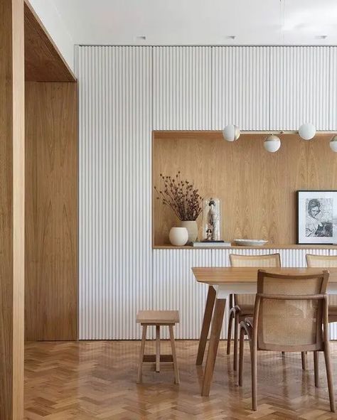 a small white built in kitchen with ribbed cabinets, a niche as a countertop clad with plywood and a dining zone right here Japandi Interiors, Japandi Home, Dinner Room, Japandi Interior, Design Room, Kitchen Room Design, Room Decorations, Home Interiors, Apartment Interior