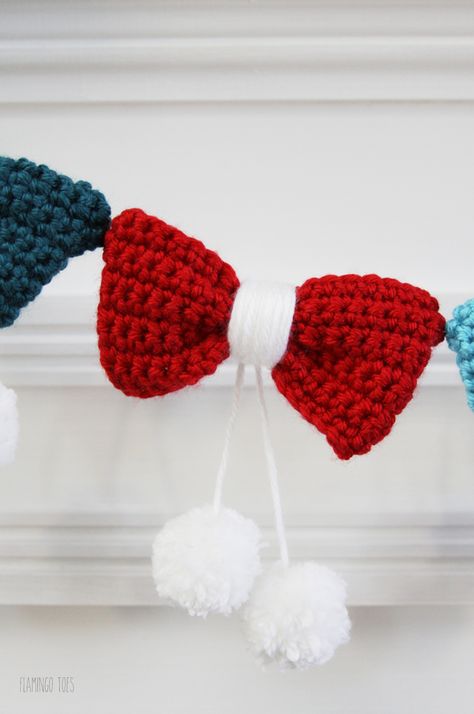 Cute Crochet Bow Garland - Tutorial ❥ 4U hilariafina  http://www.pinterest.com/hilariafina/ Crochet Bow Ties, Crochet Bow Pattern, Crochet Hair Bows, Bow Garland, Crochet Bunting, Crocheted Christmas, Crochet Bow, Bow Scrunchie, Crochet Garland