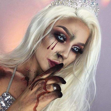 Creepy Halloween Makeup Ideas, Halloween Makeup Ideas For Women, Alien Halloween Makeup, Girl Halloween Makeup, Vampire Makeup Halloween, Most Popular Halloween Costumes, Devil Makeup, Halloween Make-up Looks, Creepy Halloween Costumes