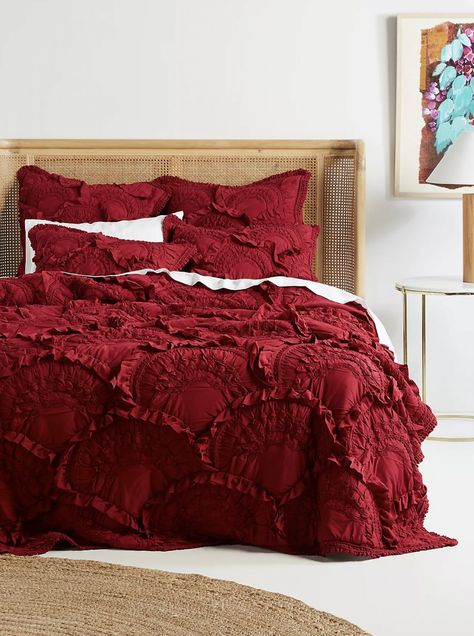 A 100% cotton jersey tufted ruffled quilt that will easily and instantly dress up your bedroom. Jersey Quilt, Anthropologie Home, Perfect Bedding, Top Beds, Red Bedding, Bedroom Red, Unique Beds, Bed Linens Luxury, Décor Diy