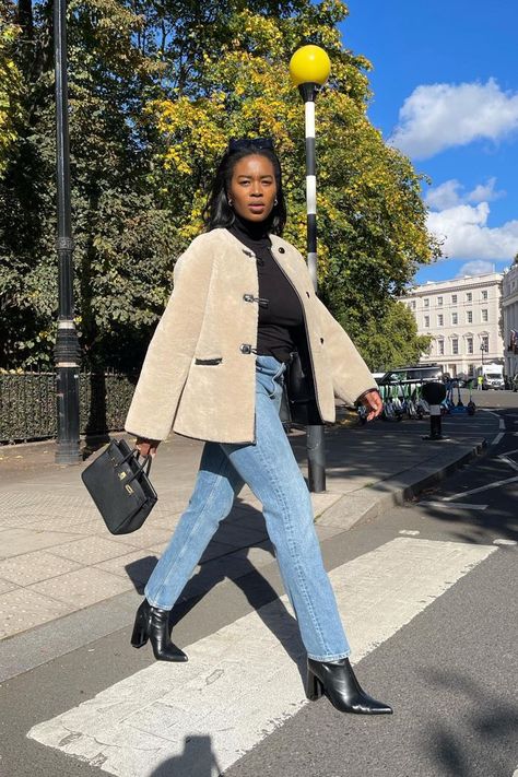 Shearling Coat Outfit, Silky Pants, Chic Winter Outfits, Long Black Coat, Coat Trends, Outfit Formulas, Coat Outfits, Shearling Coat, Outfit Combinations