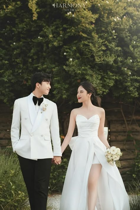 Prewed Simple, Order Of Wedding Ceremony, Korean Wedding Photography, Pre Wedding Photoshoot Outfit, Simple Wedding Gowns, Wedding Photo Studio, Wedding Photoshoot Props, Pre Wedding Photoshoot Outdoor, Mini Wedding Dresses