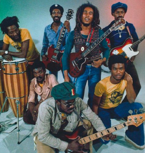 BOB MARLEY in 1976 with his 'wailing' band: Alvin 'Seeco' Patterson, Don Kinsey, Carlton Barrett, Aston 'Familyman' Barrett, Earl 'Chinna' Smith and Tyrone Downie... Bob Marley And The Wailers, Bob Marley Legend, Bob Marley Pictures, Dread Locks, Reggae Bob Marley, Peter Tosh, Robert Nesta, Nesta Marley, Reggae Artists