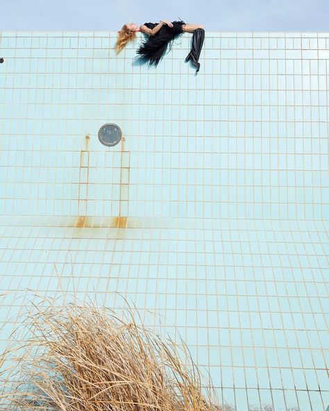 Céline SS18 Campaign Pool Fashion Editorial, Celine Campaign, Empty Pool, Summer Tumblr, Logos Retro, Swag Ideas, Campaign Photography, Fashion Gone Rouge, Juergen Teller