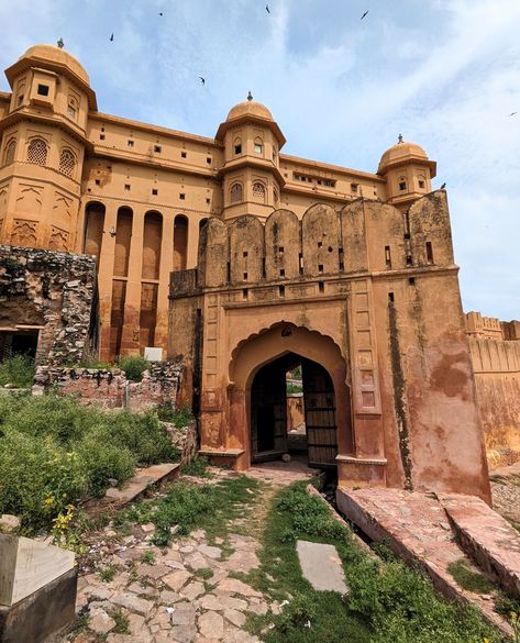 The Amber Palace was commissioned by Man Singh I, the general of the Mughal emperor Akbar, in the late 16th century, and is a mesmerizing blend of Rajput and Mughal architectural styles. Its sandstone and marble walls gleam under the warm Indian sun. The fort complex is divided into four courtyards, each with its own unique architectural features. Jaipur Architecture, Amber Palace, Indian Sun, Marble Walls, Mughal Emperor, Jantar Mantar, Architectural Styles, The Fort, Architectural Features