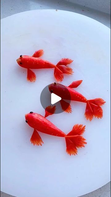 Guoguo To on Instagram: "Very simple vegetable decoration" Vegetables Salad Decoration, Salad Making Decoration, Animal Fruit Tray, Apple Food Art, Salad Decoration, Vegetable Crafts, Vegetable Animals, Apple Smoothie, Vegetable Decoration