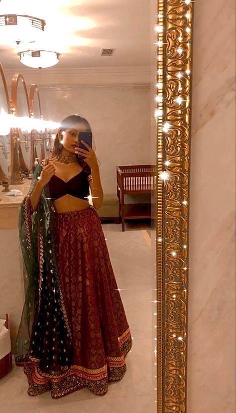 Ghagra Aesthetic, Aesthetic Lehenga Simple, Lehenga Selfie, Lehenga From Scratch Ideas, Casual Lengha, Lehenga Mirror Selfie, Lehenga From Scratch, Simple Lehenga Designs Classy, Lehenga Aesthetic