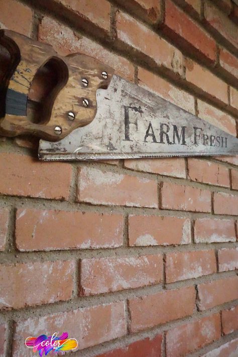 Repurposed Tools, Hand Saw Art Ideas, Rustic Furniture Decor, Barn Crafts, Hand Saws, Barn Wood Projects, Traditional Paint, Simple Wall Decor, Home Decor Idea