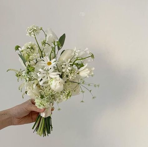 Wedding Dinner Table Setting, Small Bridesmaid Bouquets, Peony Bouquet Wedding, Vintage Lace Weddings, Green Bouquet, Bridal Bouquet Flowers, All White Wedding, Hand Bouquet, White Wedding Bouquets