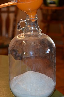 SUGAR MOON: Easy Recipe for Wine Making... Grape Wine Recipe, Wine Making Recipes, Homemade Wine Recipes, Homemade Alcohol, Homemade Liquor, Liquor Recipes, Moonshine Recipes, Homemade Wine, Homemade Drinks