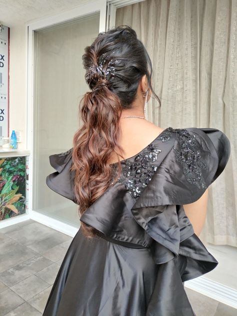 Glitter Ponytail Hairstyles, Wedding Guest Hairstyles For Long Hair Ponytail, Girlish Hairstyles On Lehenga, Pony Hairstyles Wedding Indian, Pony Hairstyles Wedding, Latest Hairstyles For Weddings Indian, Hairstyle With Gown, Glitter Hairstyle, Ponytail Hairstyles For Wedding