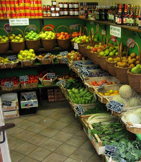 Cortona--fruit and vegetable store just off Piazza Repubblica | Flickr: Intercambio de fotos Farm Market Ideas, Cortona Italy, Fruit And Veg Shop, Farmers Market Display, Vegetable Shop, Grocery Store Design, Fruit And Vegetable Storage, Supermarket Design, Fruit Display