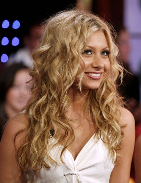 Stunning blonde Aly Michalka Alyson Michalka Hair, Bahamas Decor, Wavy Hair Inspiration, Perm Ideas, Alyson Michalka, Aly Michalka, Aly And Aj, Curly Wavy Hair, 2000s Girl