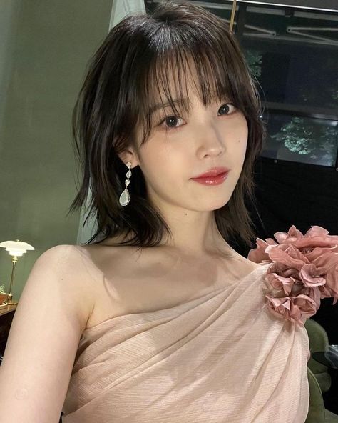 Iu Short Hair, Iu Hair, 17 Kpop, July 10, Korean Actress, Celebrities Female, Hair Inspo, بلاك بينك, Kpop Girls