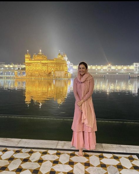 Golden Temple Photo Pose, Outfit For Temple Visit, Golden Temple Photo Ideas, Golden Temple Outfit Ideas, Temple Outfit Indian, Temple Outfit Ideas, Golden Temple Photography, Amritsar Photography, Temple Outfit