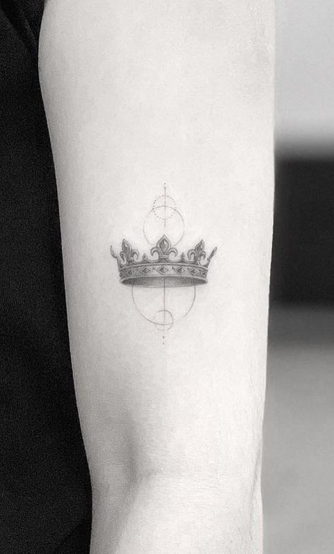 Tattoo New York, King Crown Tattoo, Dragon Link, Crown Tattoos For Women, Anniversary Tattoo, Tattoo New, Tato Minimal, Crown Tattoo Design, Sharpie Tattoos