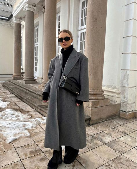 Winter Grey Coat Outfit, Grey Faux Fur Coat Outfit, Classy Coat Outfit, Grey Peacoat Womens Outfit, Grey Coat Winter Outfit, Grey Coat Aesthetic, Outfit Manteau Gris, Dark Grey Trench Coat Outfit, Winter Outfits Grey Coat