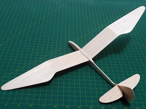 Model Making Ideas, Paper Glider, Balsa Plane, Paper Airplane Template, Plane Crafts, Rc Plane Plans, Model Aeroplane, Wooden Toys Design, Rc Glider