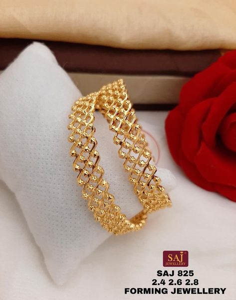 Gold Bala Design, Gold Bengals, Simple Gold Bangle, Plain Gold Bangles, Antique Gold Bracelet, Kids Gold Jewelry, Gold Bangles Indian, Bangle Design, Gold Jewelry Outfits