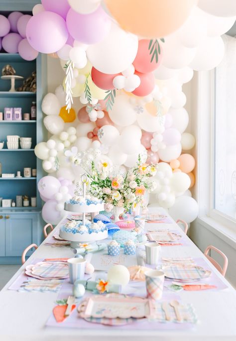 Balloon Decor Ideas, Easter Balloon Decor, Easter Party Ideas, Easter Theme Party, Easter Party Food, Creative Easter Baskets, Easter Gathering, Cookie Decorating Party, Easter Decorating