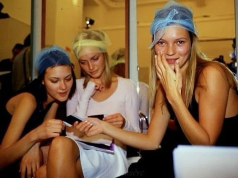 Supermodel Aesthetic, Kirsty Hume, Kate Moss 90s, Supermodel Body, Shalom Harlow, Amber Valletta, Models Backstage, Original Supermodels, 90s Supermodels