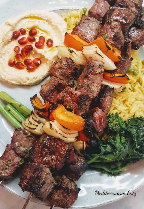 Mediterranean Grill Recipes, Mediterranean Bbq Ideas, Mediterranean Beef Kabobs, Grilled Beef Kabobs, Mediterranean Beef, Beef Kabob Recipes, Beef Kebabs, Greek Dinners, Beef Kabobs